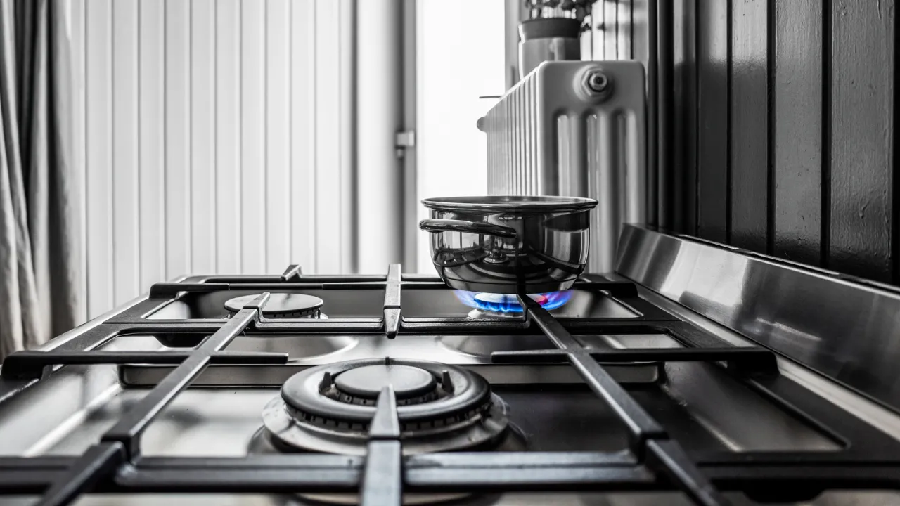 Позбавляє жиру миттєво: простий трюк для чистої газової плити без хімії 