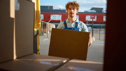 Як правильно українською сказати «посилка»: роз’яснення мовознавців - фото