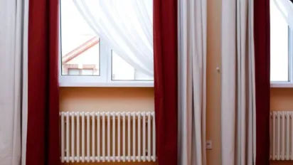 Чи повинні батьки здавати гроші «на штори» у школах: пояснення омбудсменки - фото