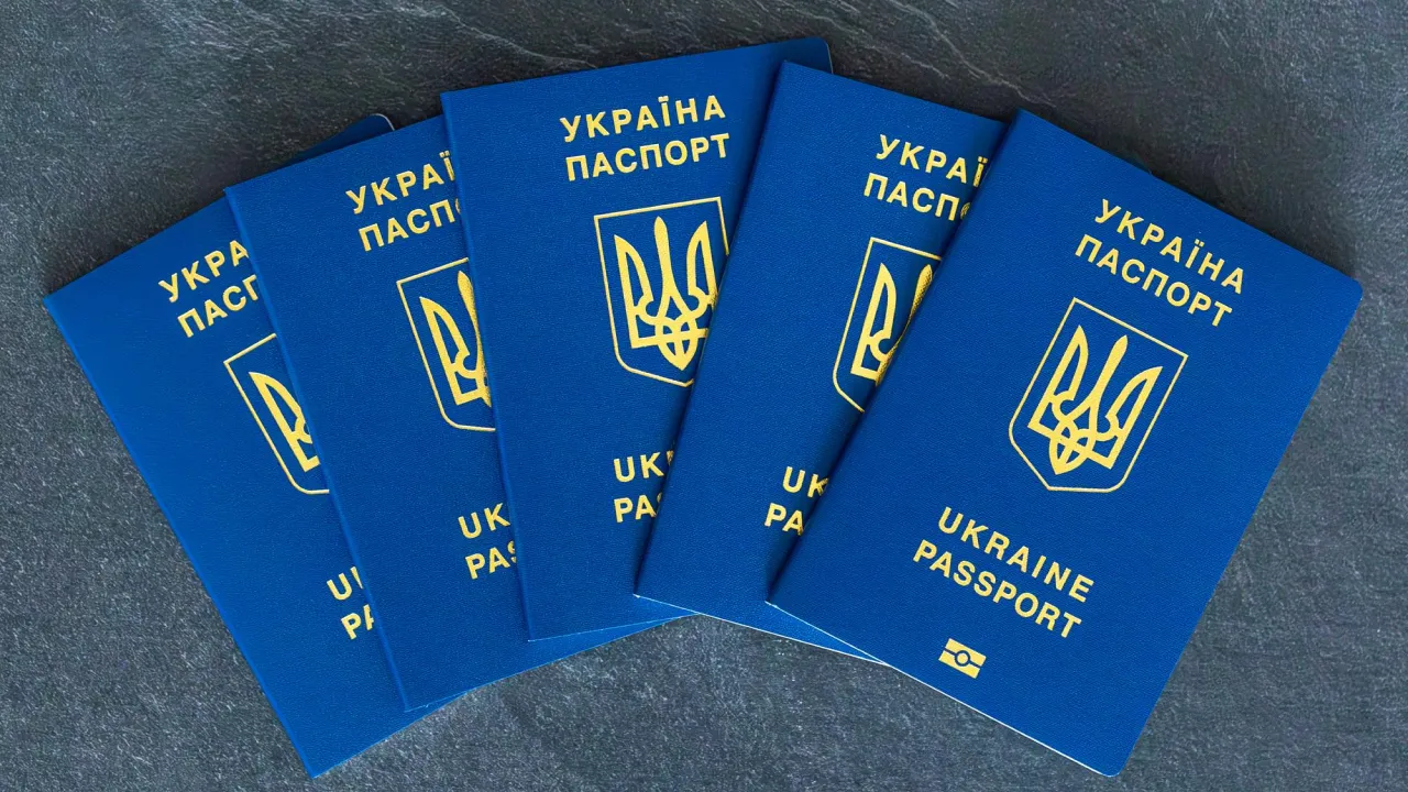 МЗС України оновило доставку паспортів за кордон: що потрібно знати українцям 