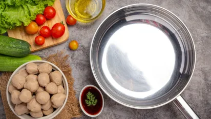 Що не можна готувати на сковороді з нержавійки: практичні поради - фото