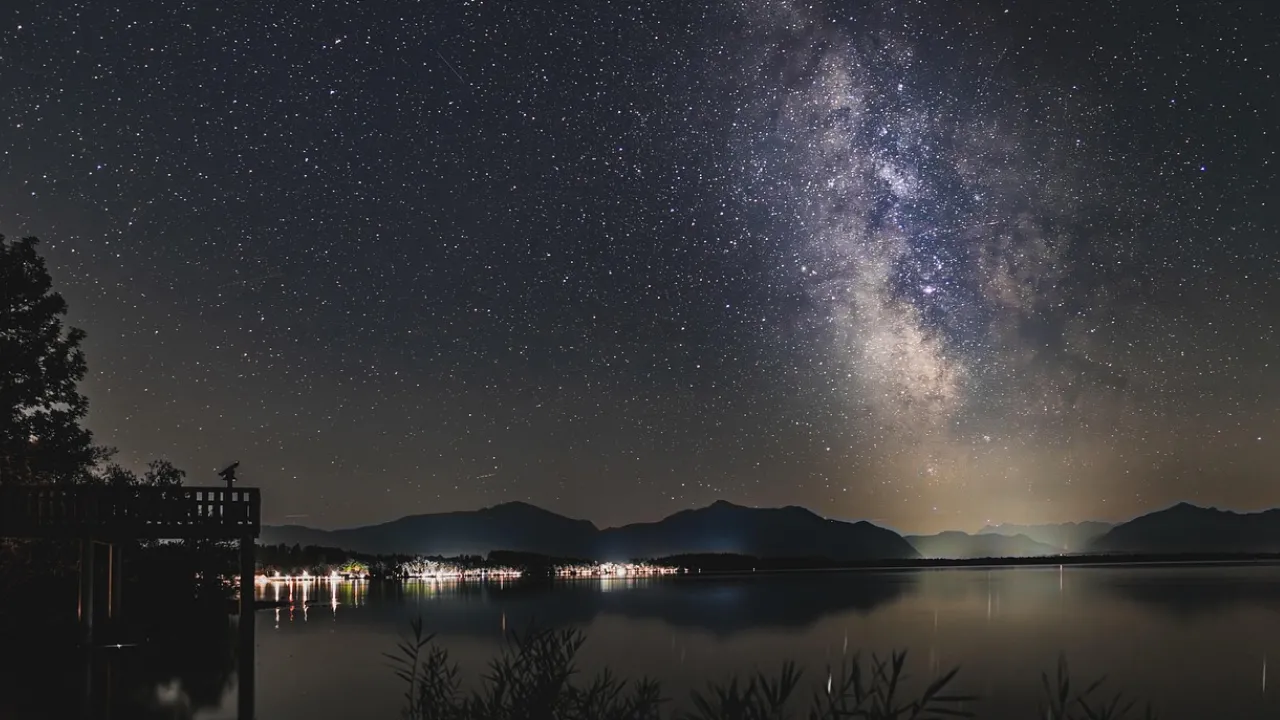 Гороскоп сумісності Лева і Скорпіона: пристрасть, сила та магнетичний союз 