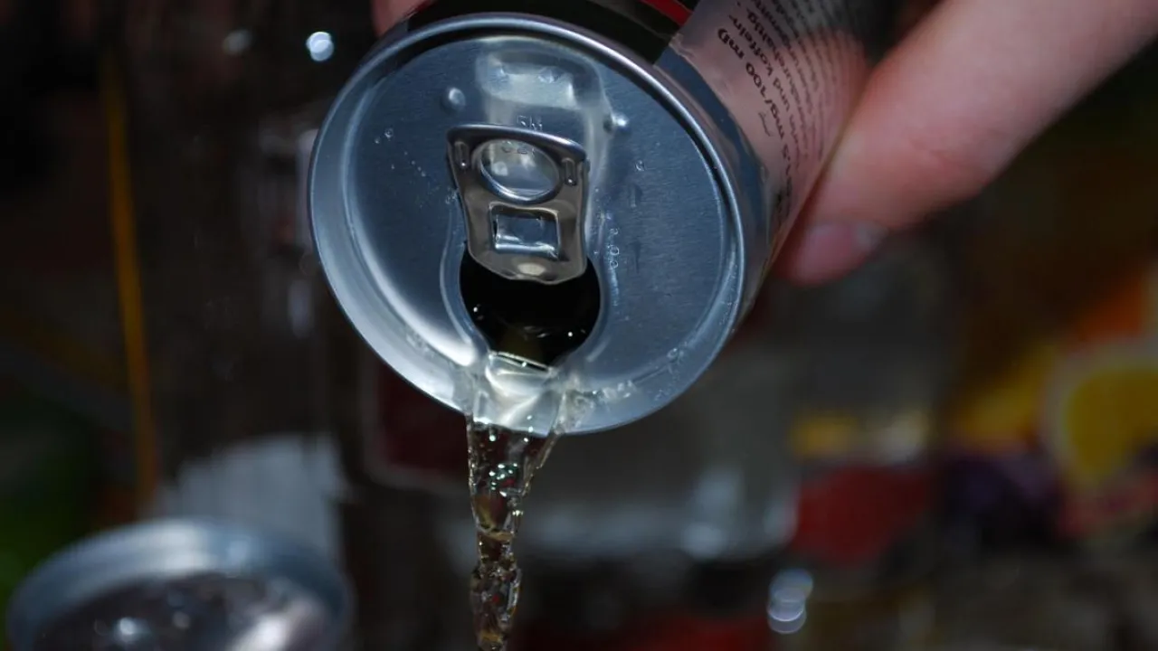 Чому енергетичні напої викликають втому: названо 5 причин 