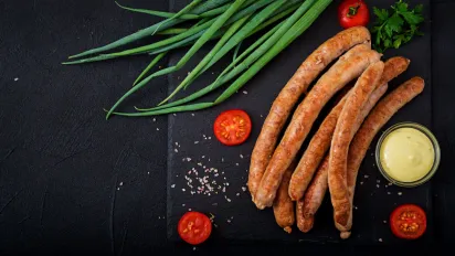 Домашні курячі ковбаски з сиром: всього 5 інгредієнтів і максимум смаку - фото