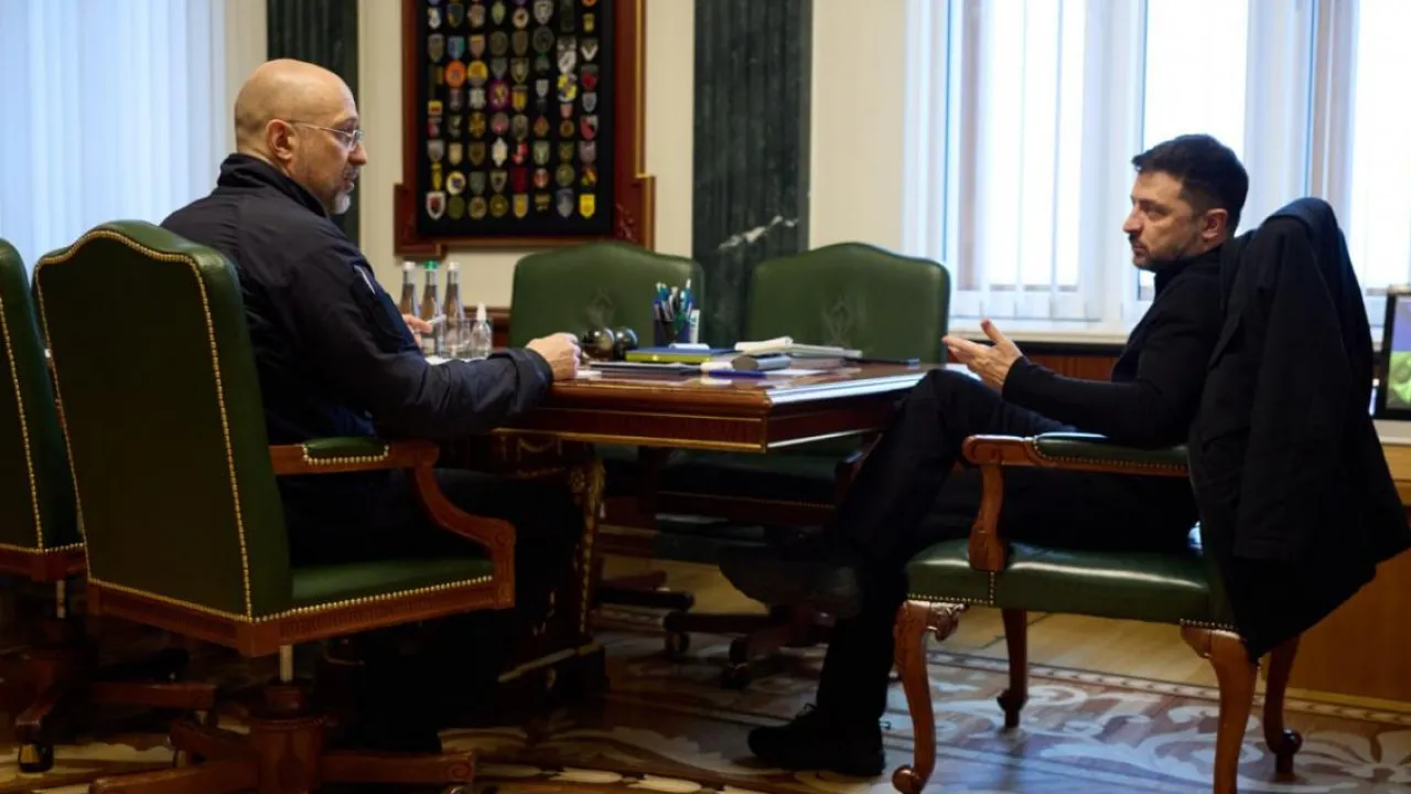 Зеленський доручив Шмигалю підготувати новий план оборони України 