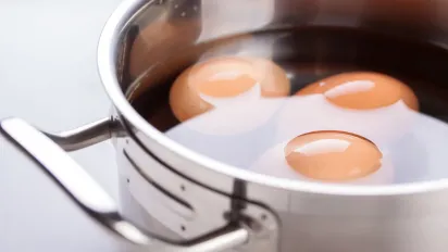 Всього 1 чайна ложка оцту — і шкаралупа злітає сама: простий лайфхак для варених яєць - фото