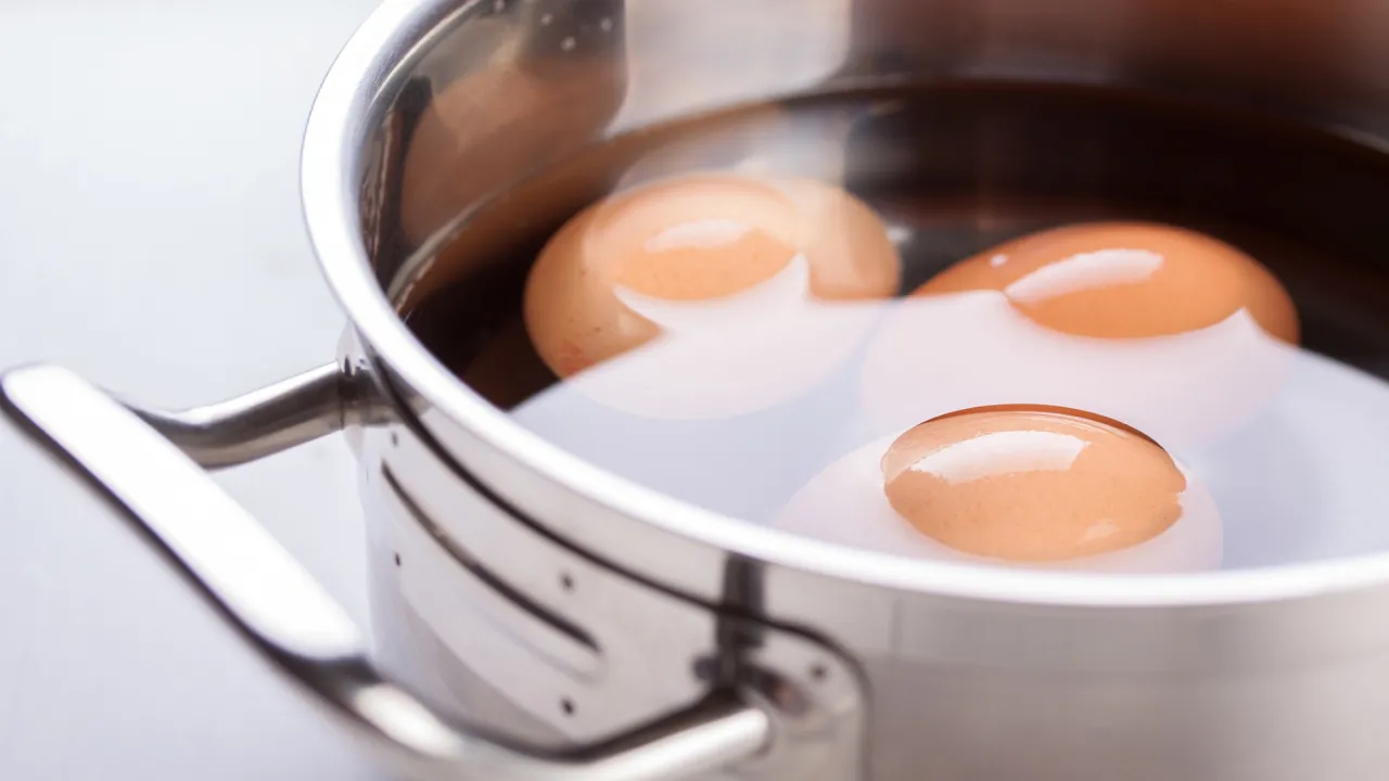 Всього 1 чайна ложка оцту — і шкаралупа злітає сама: простий лайфхак для варених яєць 