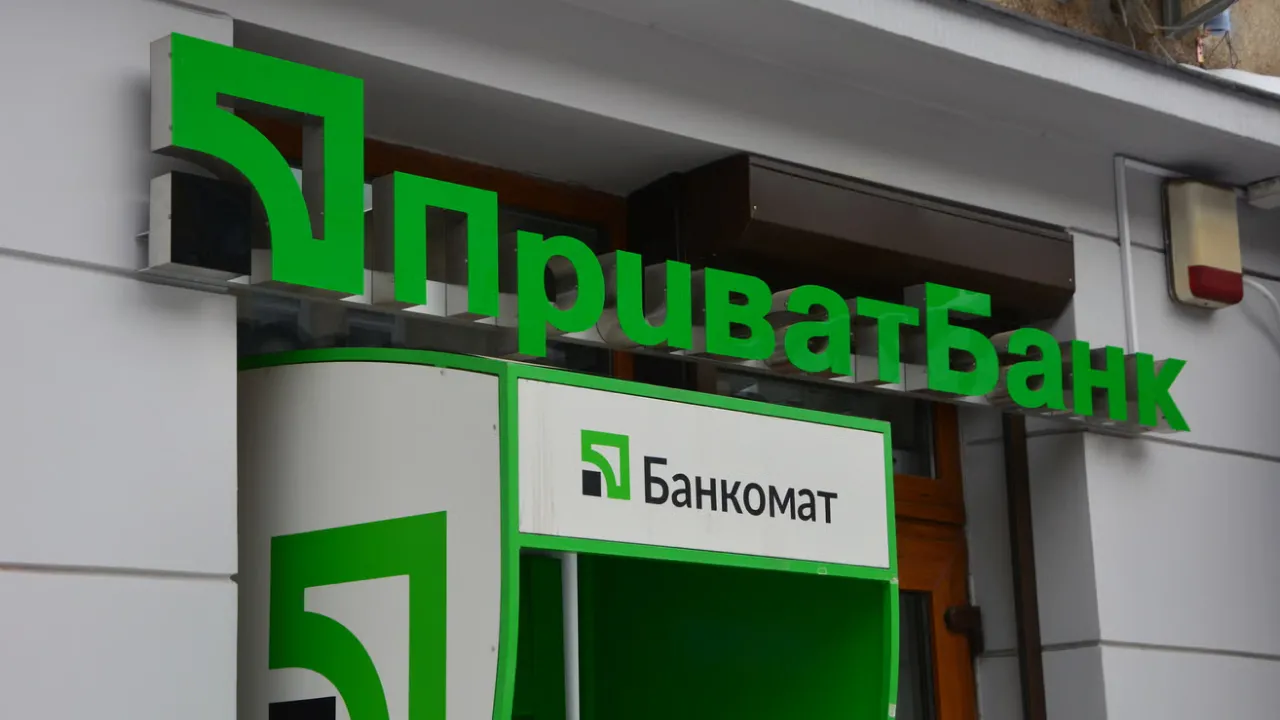 Шість категорій клієнтів мають перевипустити картку ПриватБанку: що важливо знати 