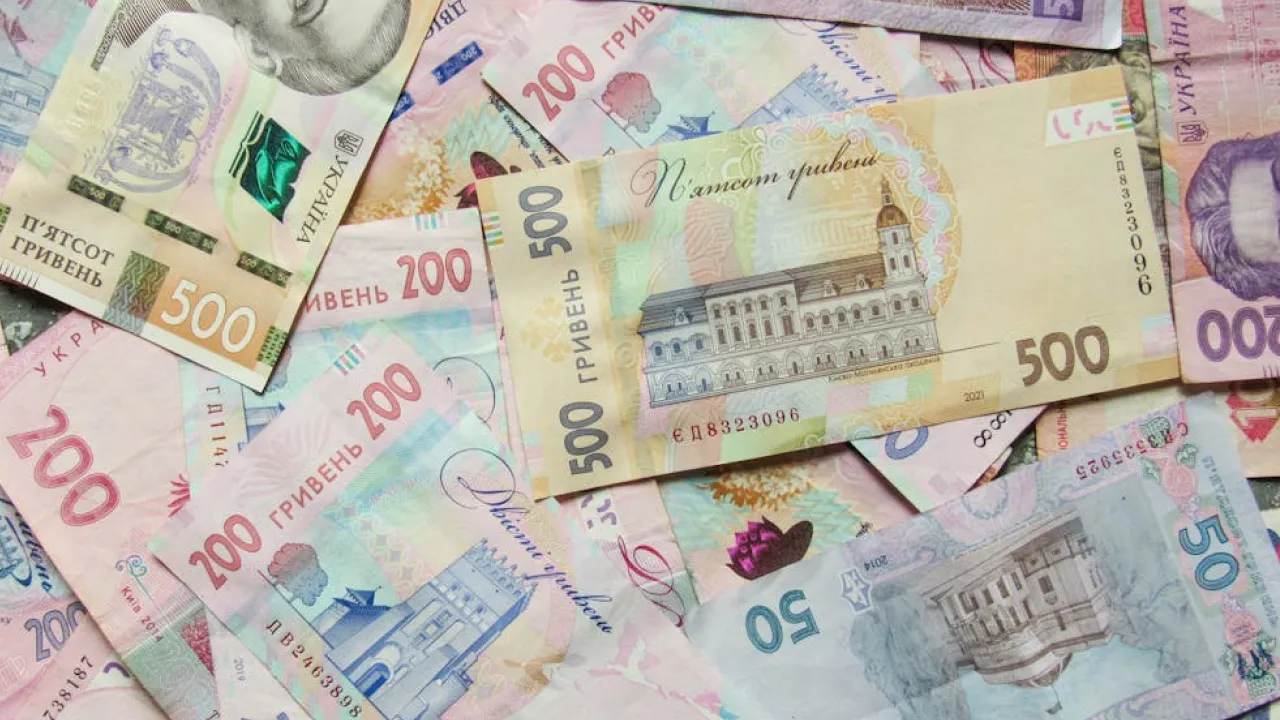 "Зимова 1000 гривень": Чому виплати затримуються та коли чекати грошей на картці 