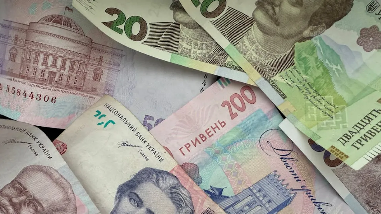 Скільки грошей можна переказувати собі на картку: назвали максимальну суму 