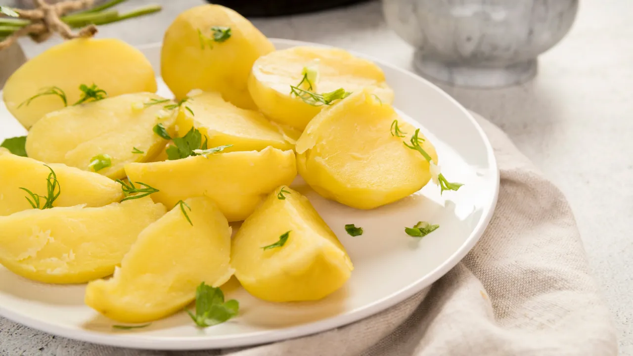 Кулінарний трюк: як посилити аромат картоплі вдвічі, додавши до каструлі лише один інгредієнт 