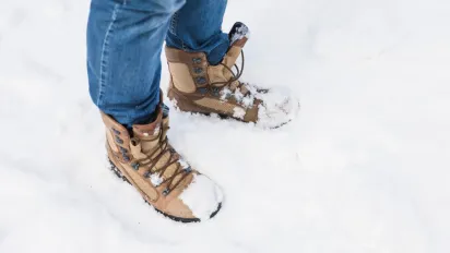 Ноги не мерзнутимуть навіть у -20°: що потрібно покласти під устілку - фото