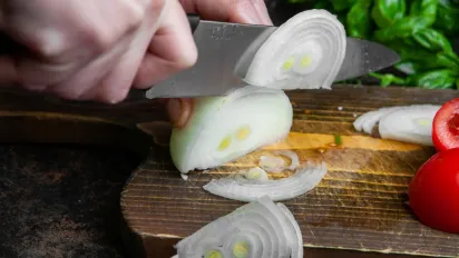 Як прибрати стійкий запах цибулі з рук за допомогою нержавійки та лимона - фото