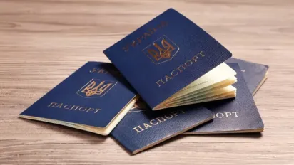 Чи потрібно міняти паспорт-книжечку на ID-картку і коли документ старого зразка втрачає чинність - фото