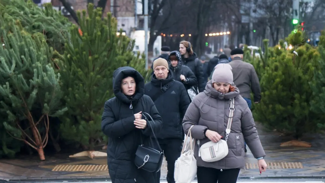 Дощі, тумани і невеликий плюс: синоптики розповіли про погоду в понеділок 