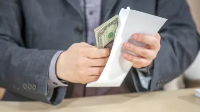 Уряд готує спеціальний механізм для виплати винагород викривачам корупційних схем - фото