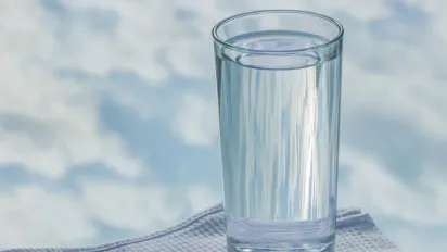 Склянка теплої води зранку: проста звичка, що змінює самопочуття - фото