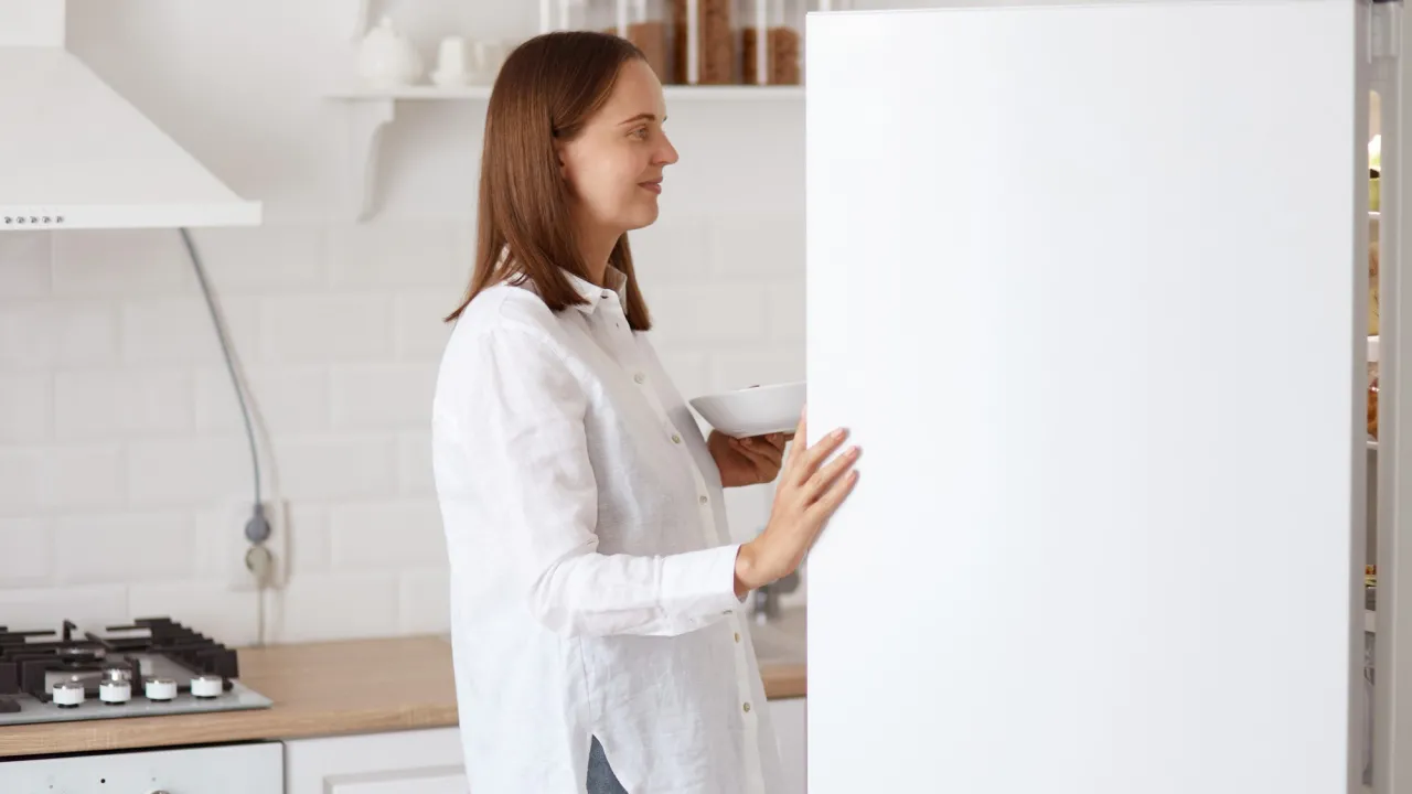 Фахівці розповіли, як правильно встановити холодильник, щоб він не гудів 