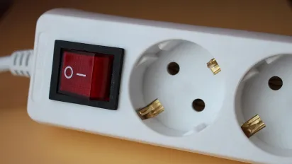 5 електроприладів, які не потрібно постійно вимикати з розетки: що справді безпечно, а що — міф - фото