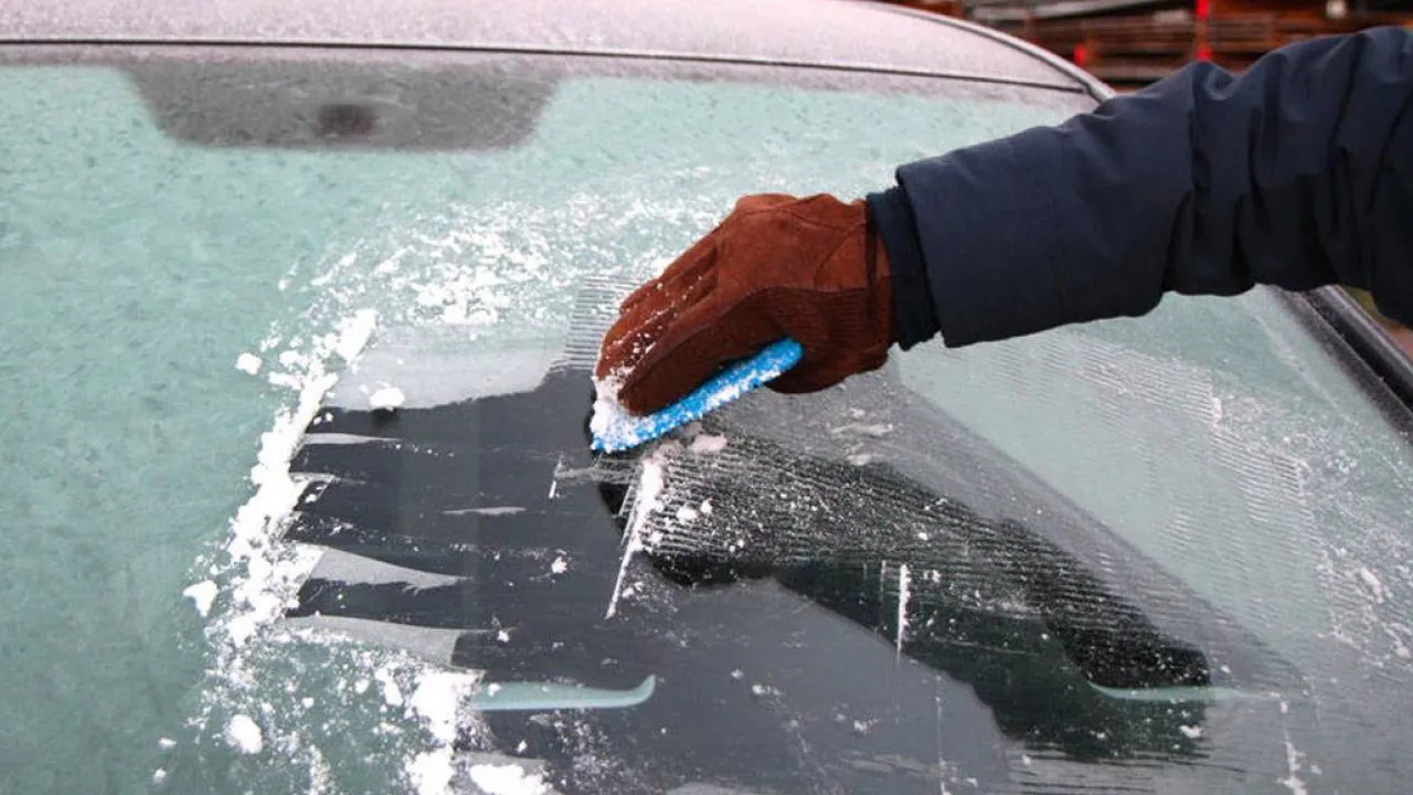 Лобове скло не замерзне навіть у сильний мороз: ось що потрібно на нього покласти 