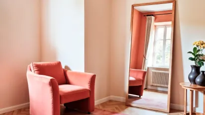 Накличе біду і відіб'є удачу: чому прикмети забороняють вішати дзеркало навпроти дверей - фото