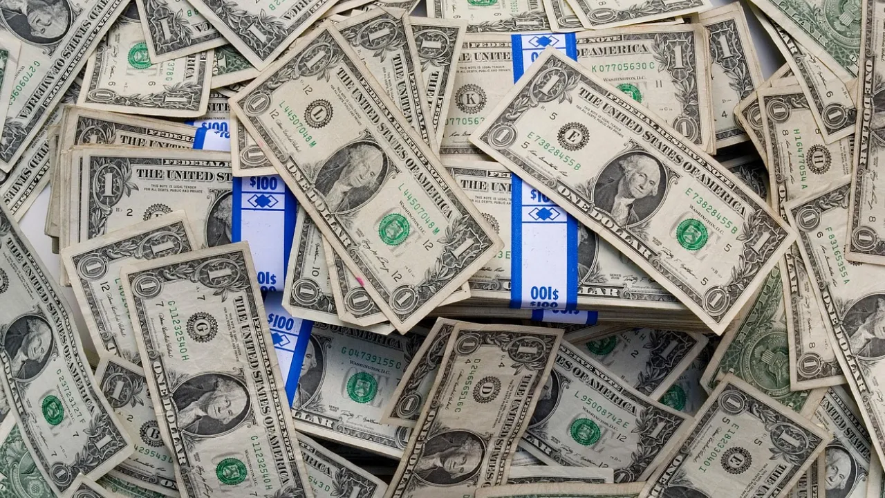 Долар і євро знову подорожчали: навіть ПриватБанк не стримав стрибок курсу 