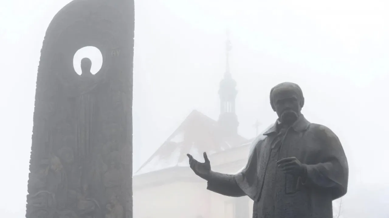 Густі тумани, дощі і навіть сніг: синоптики розповіли, якою буде погода 11 грудня  