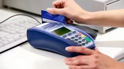 Банки блокують "підозрілих" клієнтів: хто найчастіше потрапляє під обмеження - фото