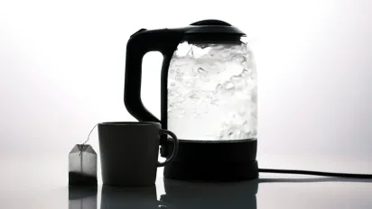 Як очистити чайник від накипу: впорається краще за оцет - фото