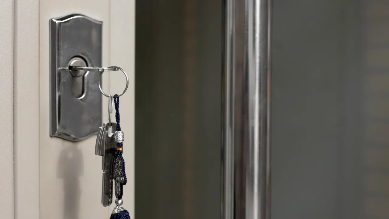 Ніколи не замерзне: простий лайфхак зі спиртом, який врятує замок на сильному морозі 