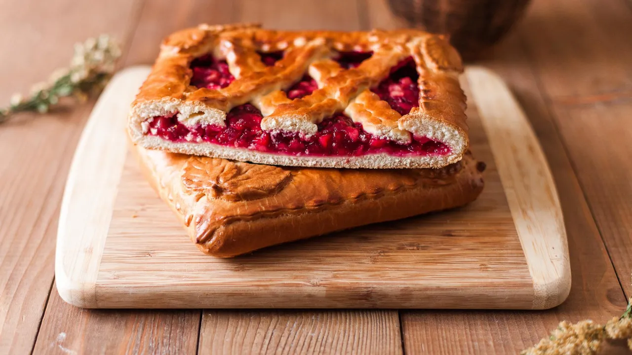 Забудьте про крохмаль: кулінарний лайфхак, як загустити варення для випічки 