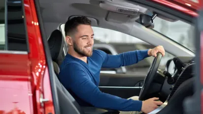 В Україні затвердили вікові обмеження для водіїв: хто може сідати за кермо - фото