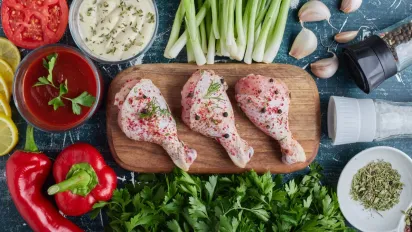 Секрет соковитості: 3 універсальні маринади для курки, свинини та яловичини - фото