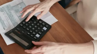 Деяким українцям уріжуть пенсії з 1 січня: кому з пенсіонерів зменшать виплати та чому - фото