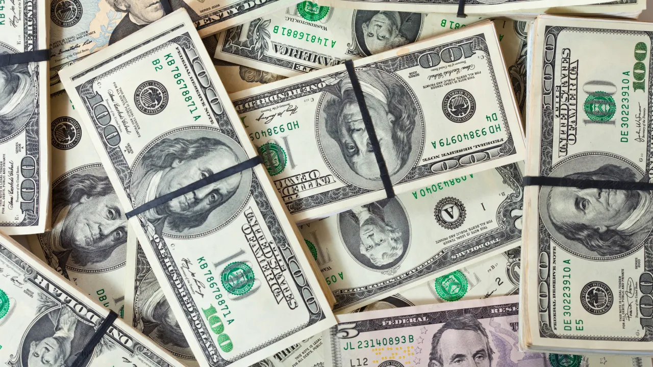 Обмінники масово відмовляються від доларів: які купюри не приймуть і чому 