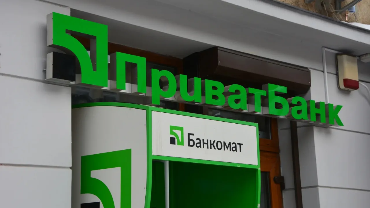 Картка ПриватБанку може перестати працювати: кому потрібно її перевипустити 