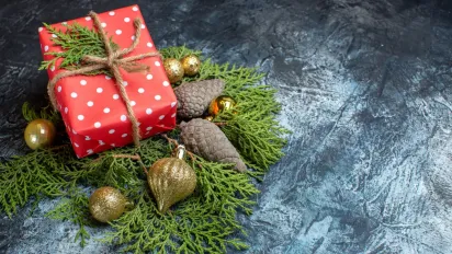 Що подарувати батькам на Новий рік 2026: ідеї, які справді зворушать - фото