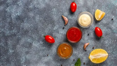 Смак без хімії: 6 легендарних соусів, які набагато корисніше приготувати вдома - фото