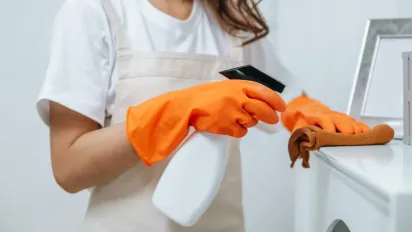 Забудьте про щоденне прибирання: одна крапля цього засобу зупинить осідання пилу на меблях - фото