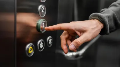 Зовсім не для селфі: три причини, чому в кабінах ліфтів встановлюють дзеркала - фото