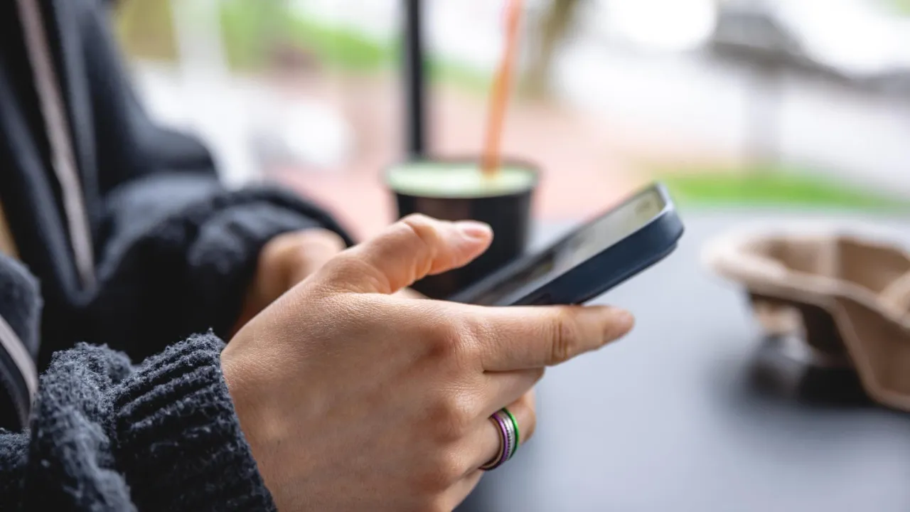 Не вірус і не злам: чому під час тривог смартфон може втрачати навігацію та показувати неправильний час 