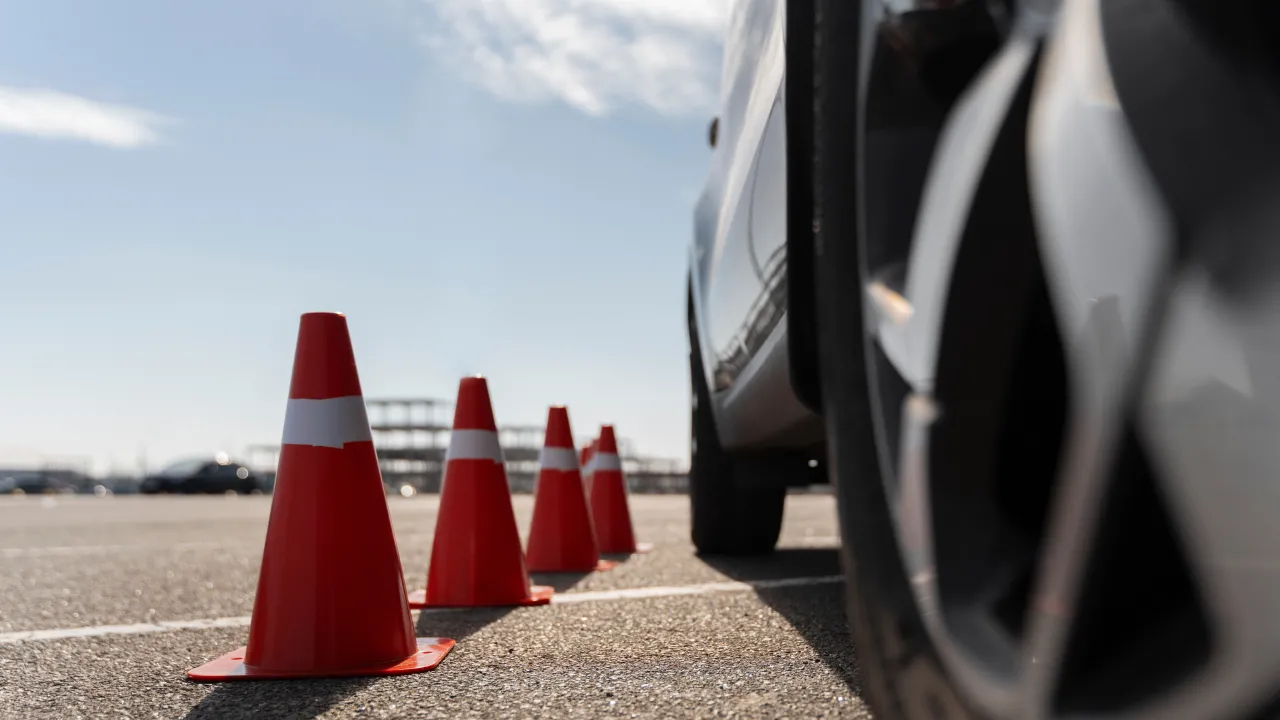 Червоні поворотники — не порушення? Суд скасував штраф поліції і створив важливий прецедент 