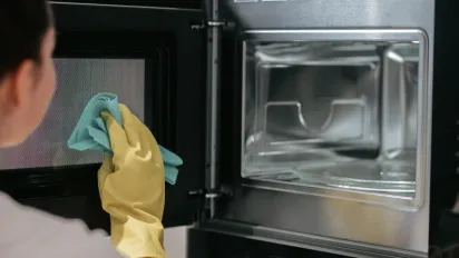 Як відмити мікрохвильовку від застарілого жиру за 5 хвилин: 4 секрети експертів - фото