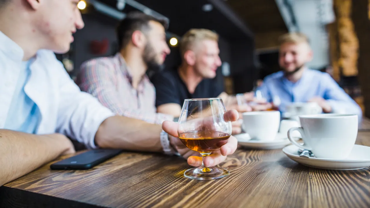 Забудете про похмілля: названо 4 продукти, якими категорично не можна закушувати алкоголь 