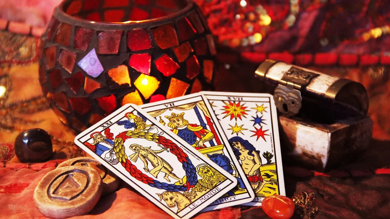 Гороскоп на 1 січня 2026 року за картами Таро: детальний прогноз для всіх знаків Зодіаку 