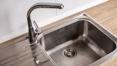 Що категорично не можна змивати в раковину: 5 речей, які знищують ваші труби - фото