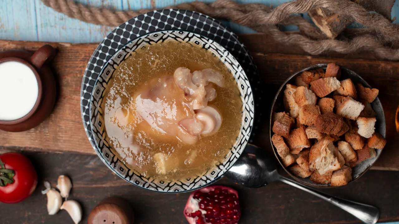 Бульйон буде прозорим як сльоза: покладіть цей інгредієнт у воду під час варіння курки 