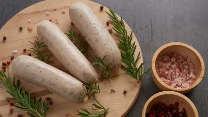 Домашня ковбаса за годину: простий рецепт без кишок і духовки - фото