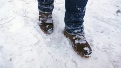 Взуття перестане ковзати за 2 хвилини: як простий кухонний засіб рятує в ожеледицю - фото