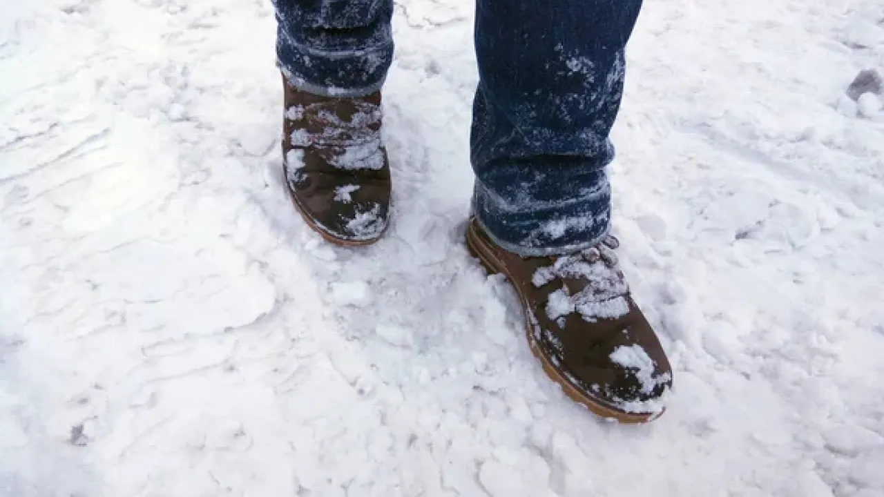 Взуття перестане ковзати за 2 хвилини: як простий кухонний засіб рятує в ожеледицю 